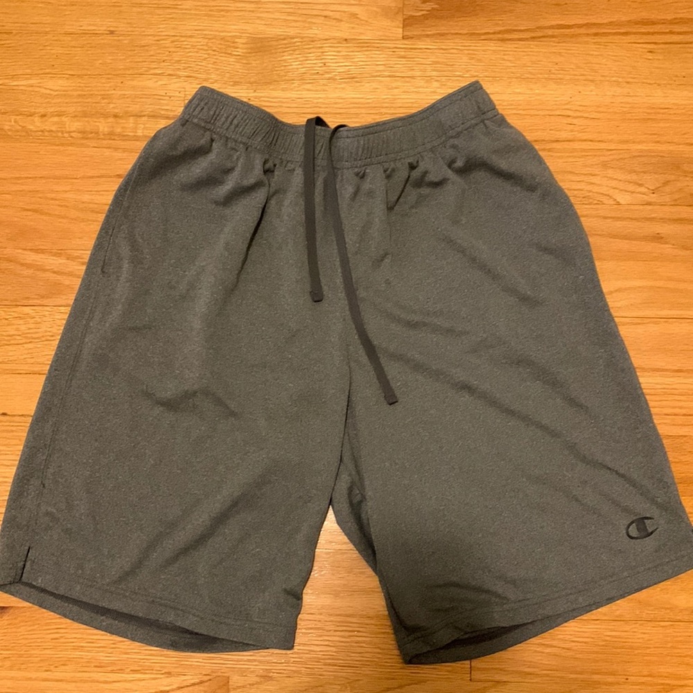 Champion men’s gray light weight pocketed athletic shorts hardly worn
